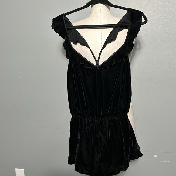 Victoria’s Secret black velour velvet romper size small - Picture 4 of 10